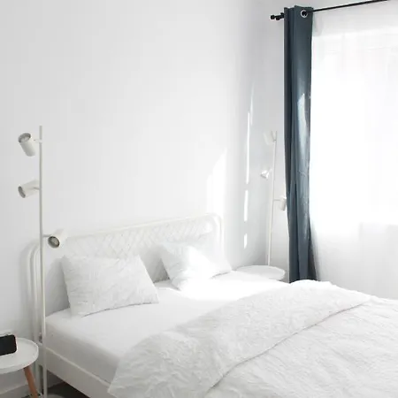 Black & White - News Apartment *